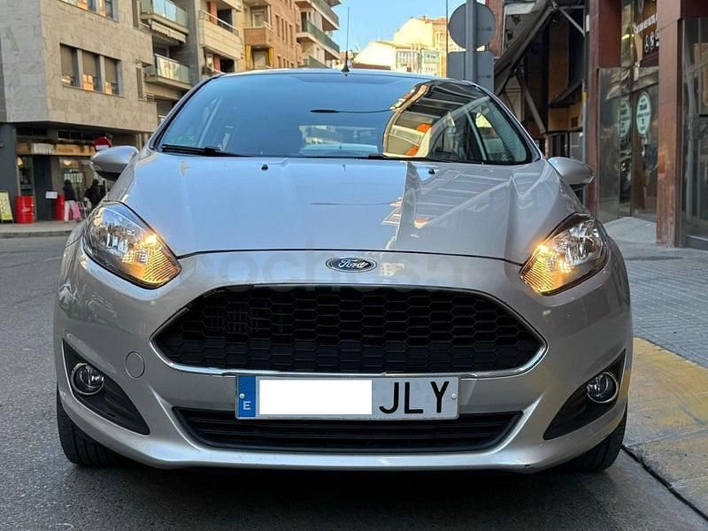 Usado Ford Fiesta Trend 100 CV (73 kW) 2016 Gris / plata Berlina