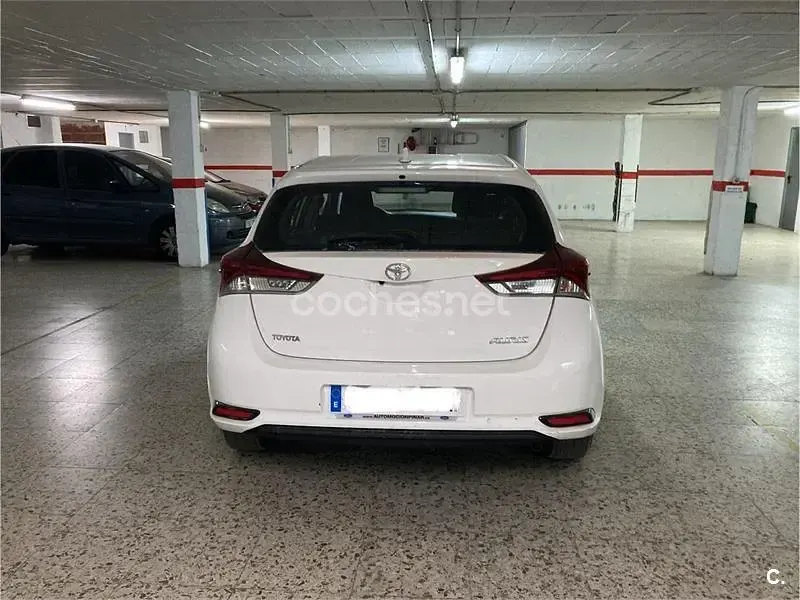 Usado Toyota Auris 90 CV (66 kW) 2016 Blanco Berlina