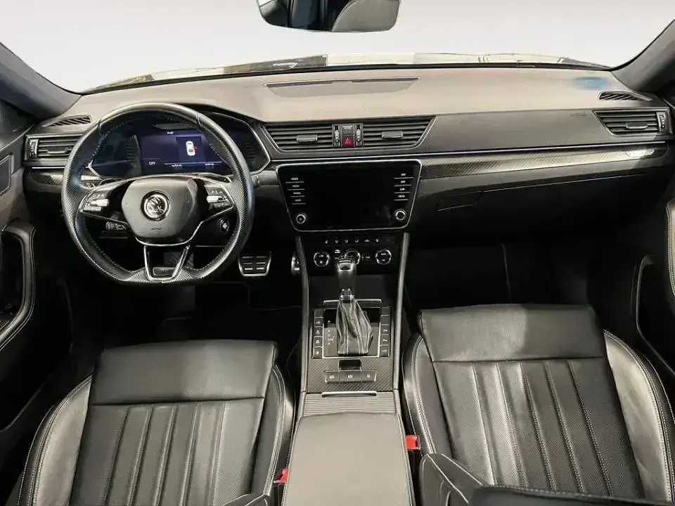 Usado Skoda Superb SportLine 218 CV (160 kW) 2023 Negro Berlina