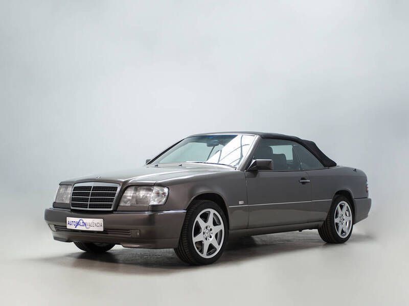 Usado Mercedes E300 220 CV (161 kW) 1992 Gris Descapotable
