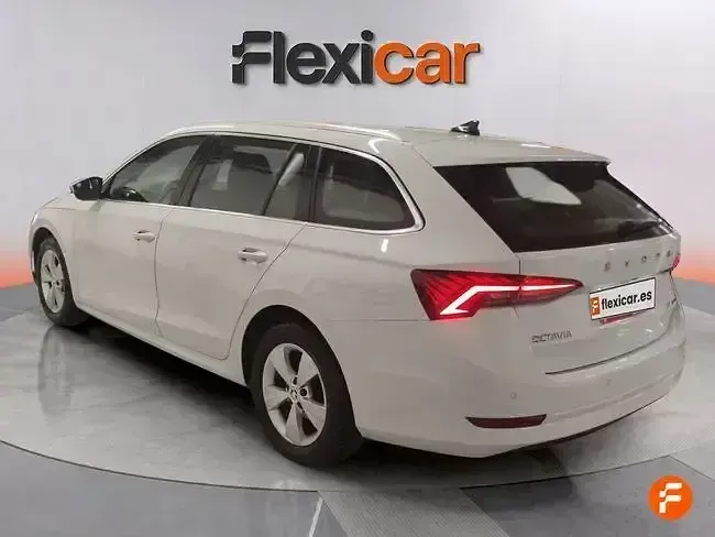 Usado Skoda Octavia 110 CV (80 kW) 2021 Blanco Familiar