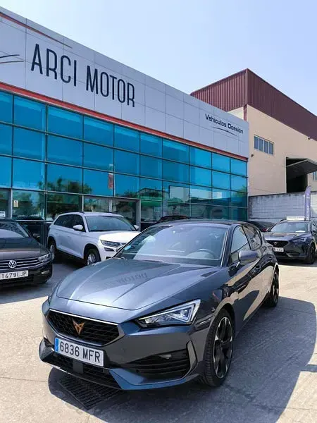 Usado Cupra Leon 150 CV (110 kW) 2023 Gris / plata Berlina