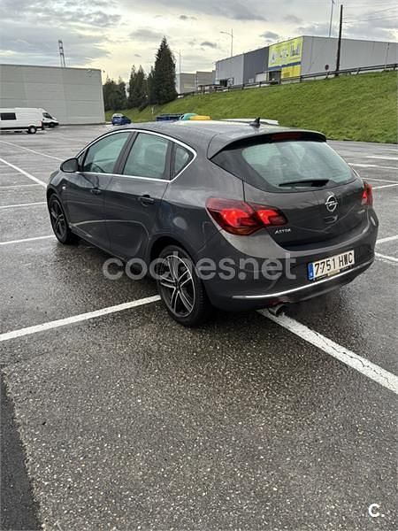 Usado Opel Astra Sportive 140 CV (102 kW) 2014 Gris / plata Berlina