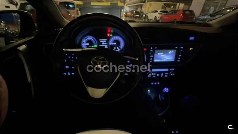 Usado Toyota Auris Hybrid Advance 136 CV (100 kW) 2015 Gris / plata Berlina