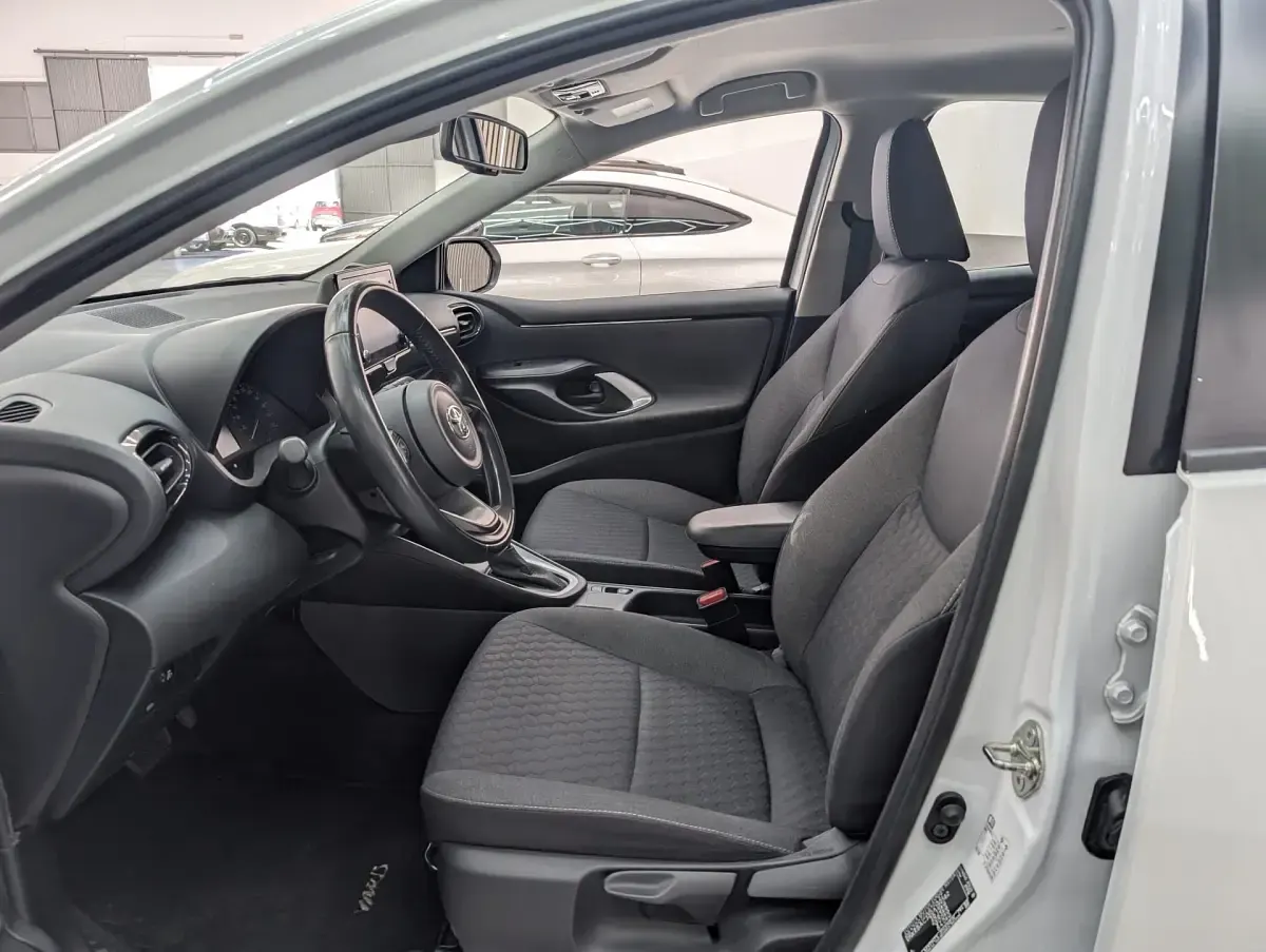 Usado Toyota Yaris Hybrid Active 116 CV (85 kW) 2022 Blanco Berlina