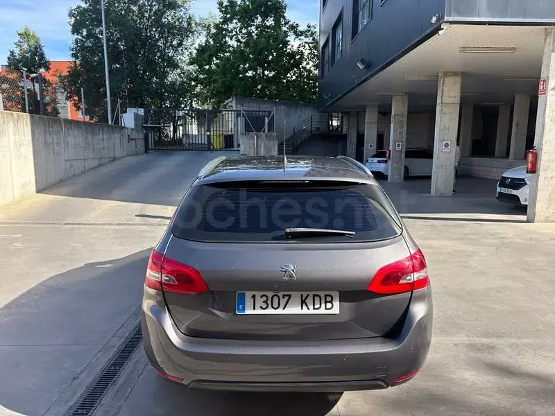 Usado Peugeot 308 SW Active 120 CV (88 kW) 2017 Gris / plata Familiar