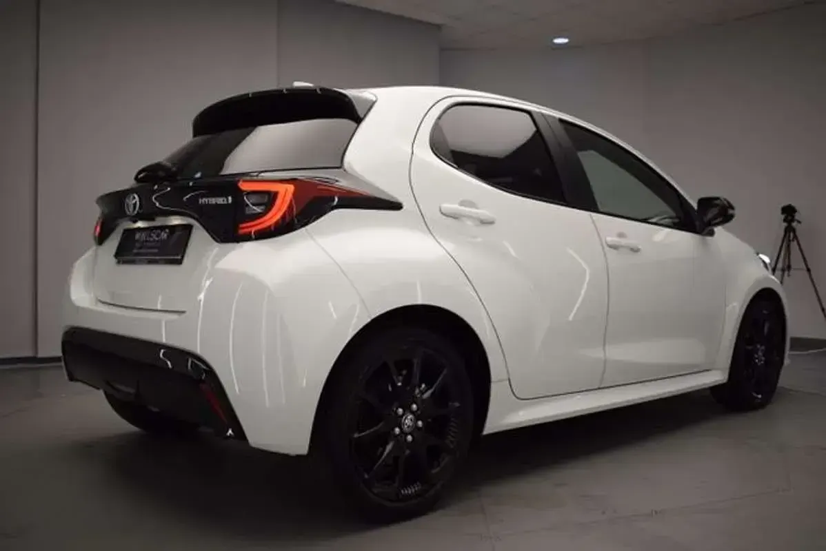 Usado Toyota Yaris Hybrid Style 116 CV (85 kW) 2022 Blanco Berlina