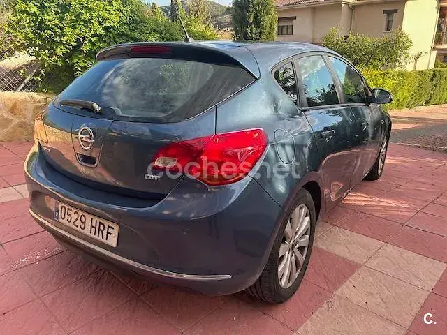 Usado Opel Astra Selective 110 CV (80 kW) 2013 Gris / plata Berlina