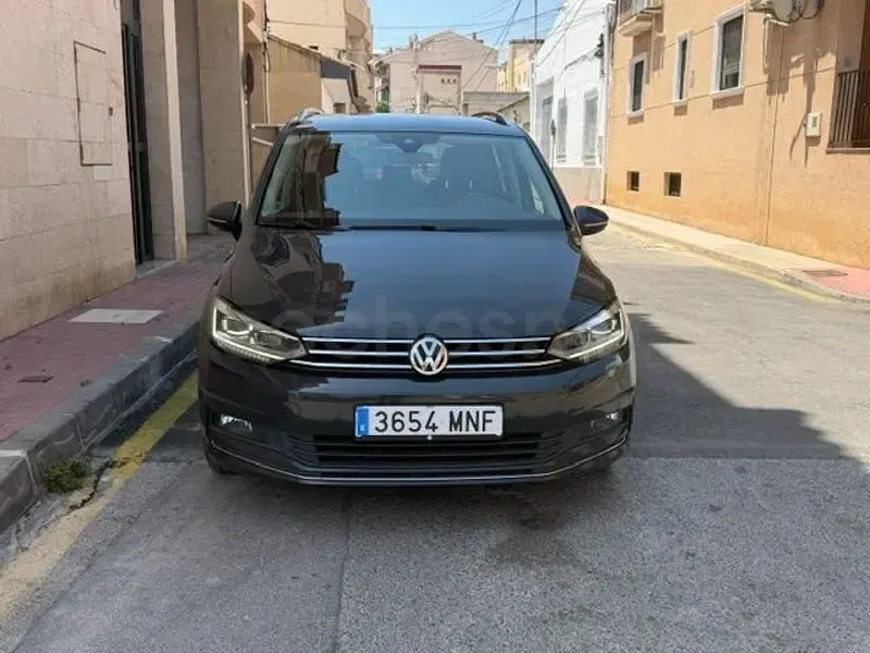 Usado VW Touran Advance 150 CV (110 kW) 2018 Gris / plata Monovolumen