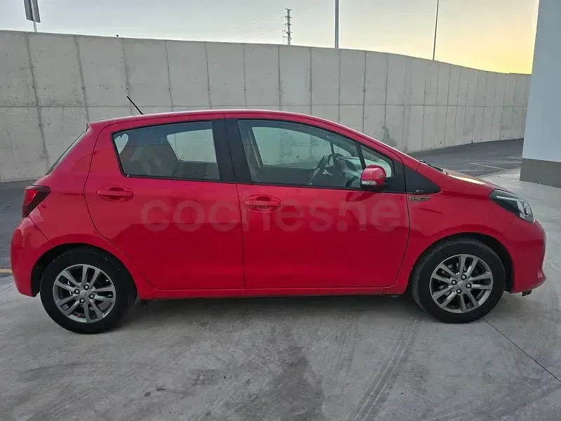 Usado Toyota Yaris Advance 99 CV (72 kW) 2015 Rojo Utilitario