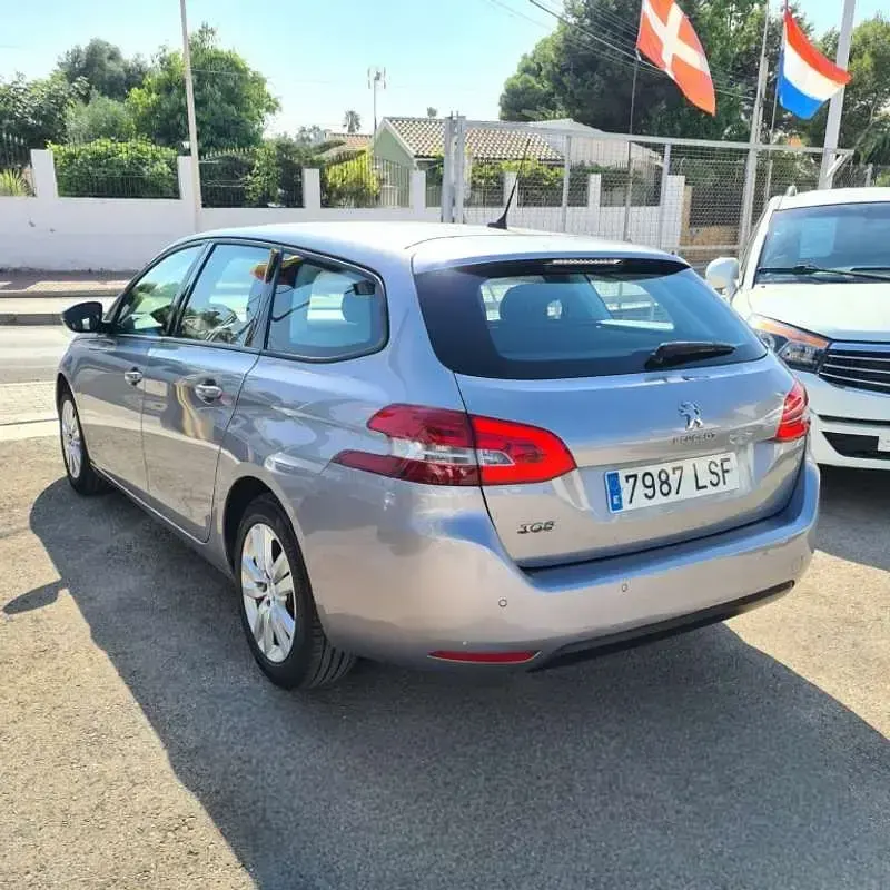 Usado Peugeot 308 SW Active 131 CV (96 kW) 2021 Gris Familiar
