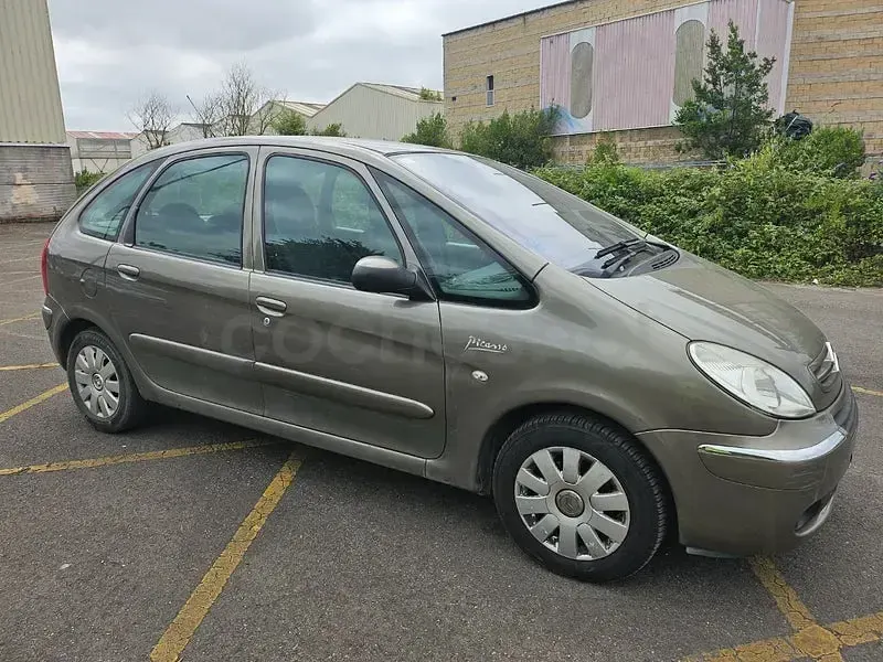 Usado Citroën Xsara Picasso Exclusive 110 CV (80 kW) 2007 Marrón Monovolumen