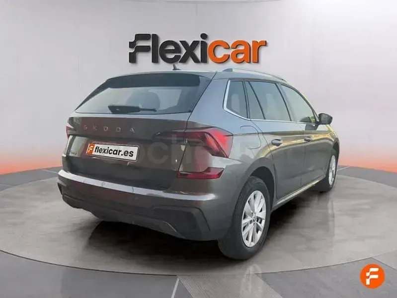 Usado Skoda Kamiq Selection 115 CV (84 kW) 2024 Gris / plata SUV