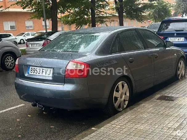 Usado Audi A4 180 CV (132 kW) 2004 Gris / plata Berlina