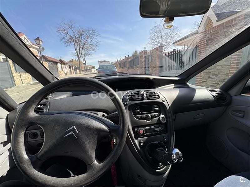 Usado Citroën Xsara Picasso 90 CV (66 kW) 2003 Gris / plata Monovolumen