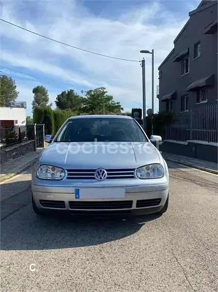 Usado VW Golf IV Highline 105 CV (77 kW) 2003 Gris / plata Berlina
