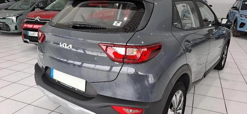 Usado Kia Stonic 101 CV (74 kW) 2021 Gris acero SUV