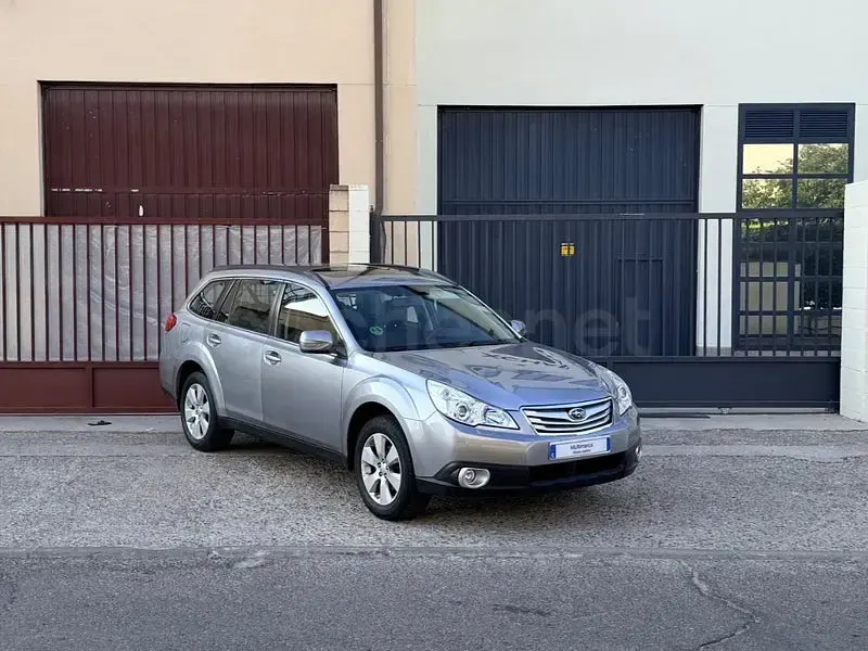Usado Subaru Outback 167 CV (122 kW) 2010 Gris / plata Familiar