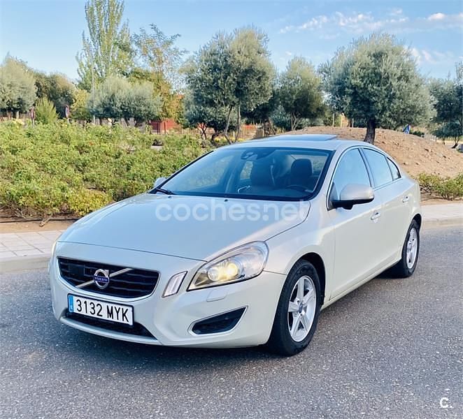 Gris / plata Usado 2011 Volvo S60 Summum Berlina | 5699 € - Imagen 1/4