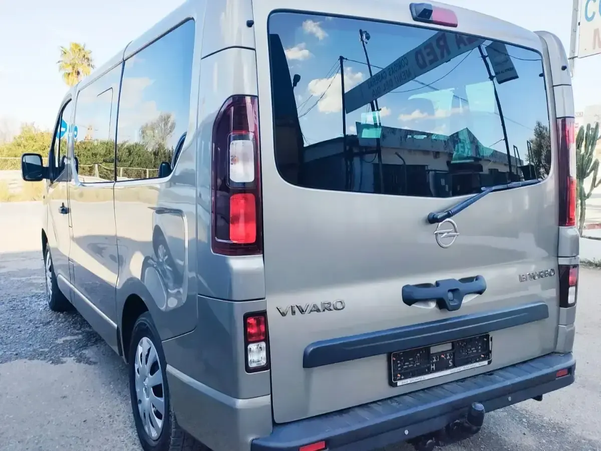 Usado Opel Vivaro S 145 CV (106 kW) 2016 Marrón Monovolumen
