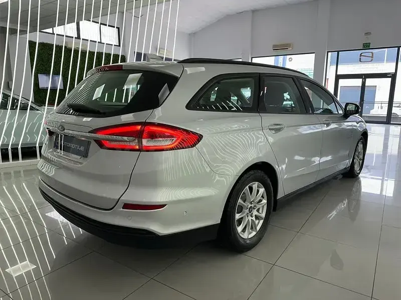 Usado Ford Mondeo Trend 150 CV (110 kW) 2021 Gris / plata Familiar