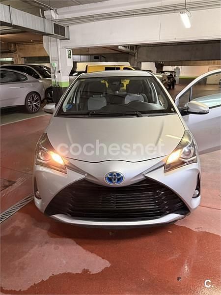 Usado Toyota Yaris Hybrid Active 100 CV (73 kW) 2018 Gris / plata Berlina