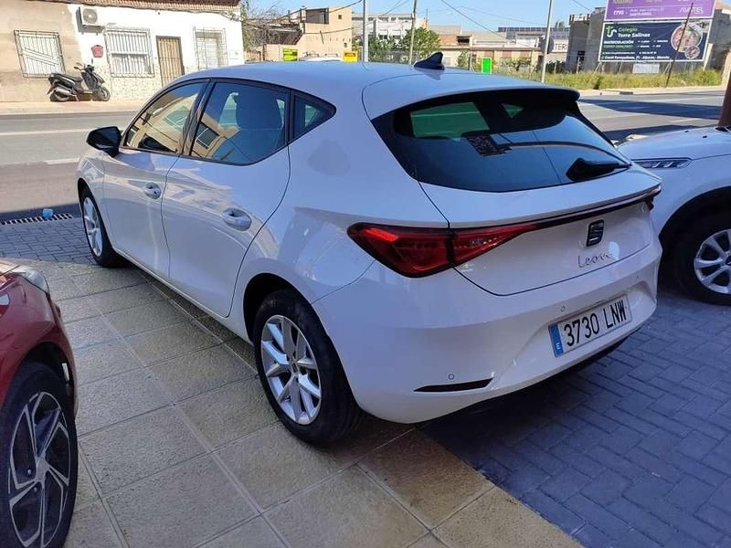 Usado Seat Leon Style 116 CV (85 kW) 2021 Blanco Utilitario