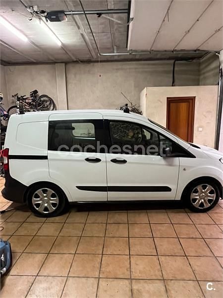 Usado Ford Tourneo Courier Ambiente 75 CV (55 kW) 2015 Blanco Monovolumen
