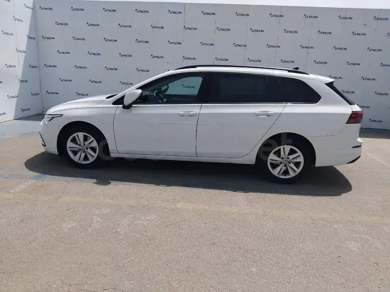 Usado VW Golf VIII Life 116 CV (85 kW) 2023 Blanco Familiar
