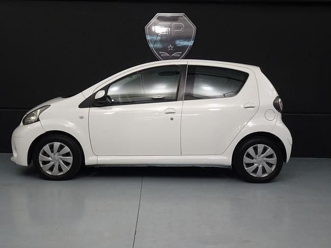 Usado Toyota Aygo Live 68 CV (50 kW) 2012 Blanco Utilitario