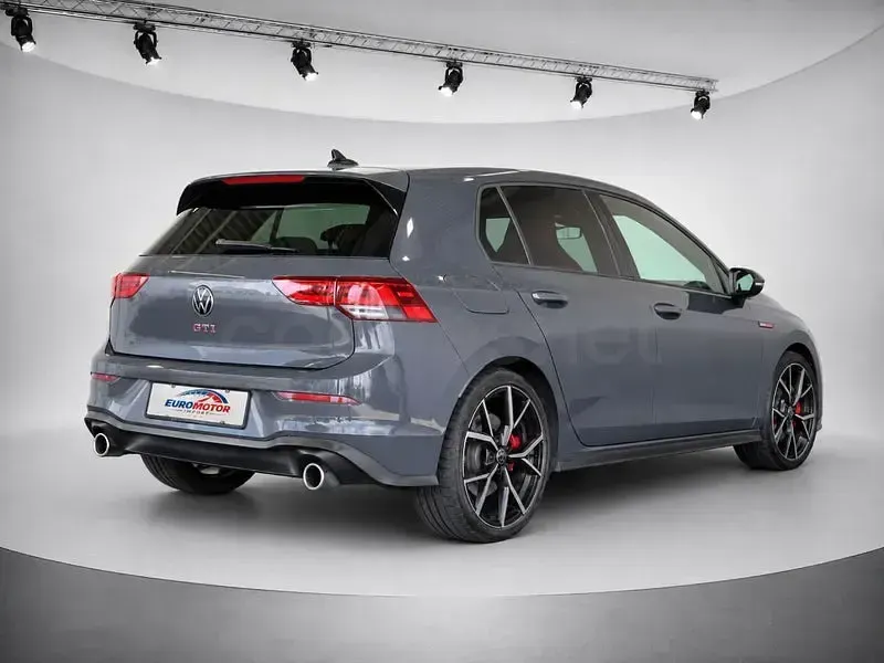 Usado VW Golf VIII GTI 245 CV (180 kW) 2022 Gris / plata Berlina