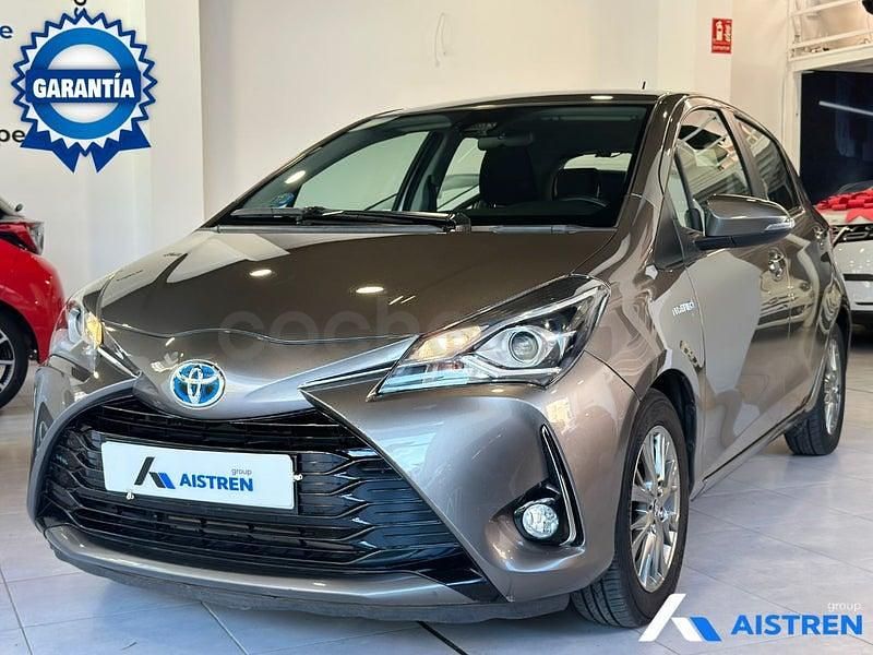 Usado Toyota Yaris Hybrid Advance 100 CV (73 kW) 2018 Gris / plata Berlina