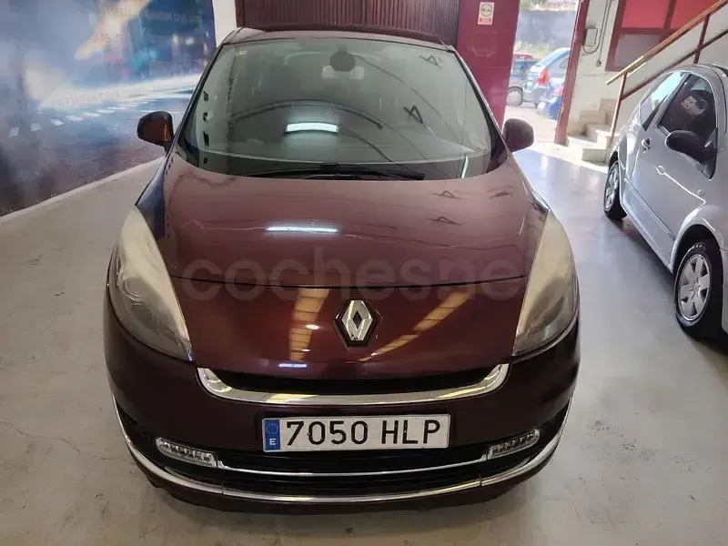 Usado Renault Grand Scénic III Expression 110 CV (80 kW) 2012 Violeta / lila Monovolumen