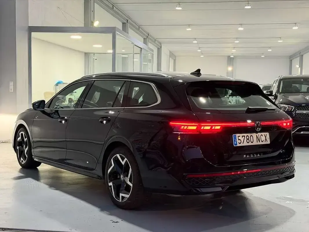 Usado VW Passat R-line 150 CV (110 kW) 2025 Negro Familiar