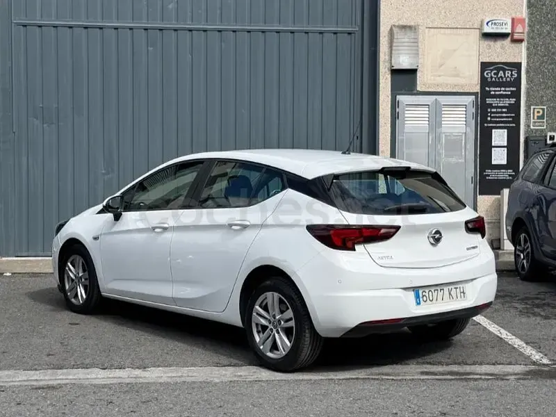 Usado Opel Astra Selective 110 CV (80 kW) 2019 Blanco Berlina