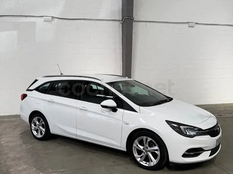 Usado Opel Astra Dynamic 110 CV (80 kW) 2020 Blanco Familiar