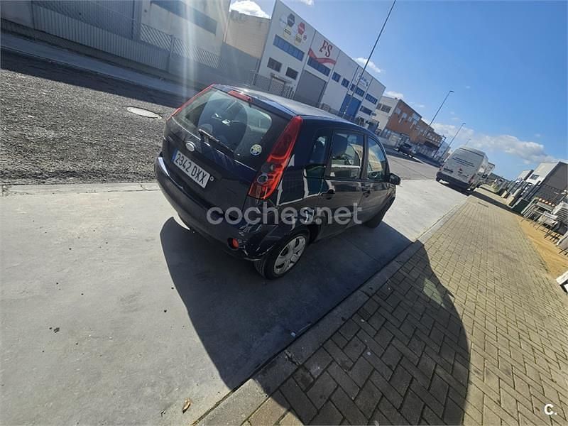 Usado Ford Fiesta Ambiente 68 CV (50 kW) 2005 Azul Utilitario