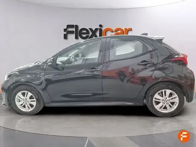 Usado Toyota Yaris Hybrid Active 116 CV (85 kW) 2022 Negro