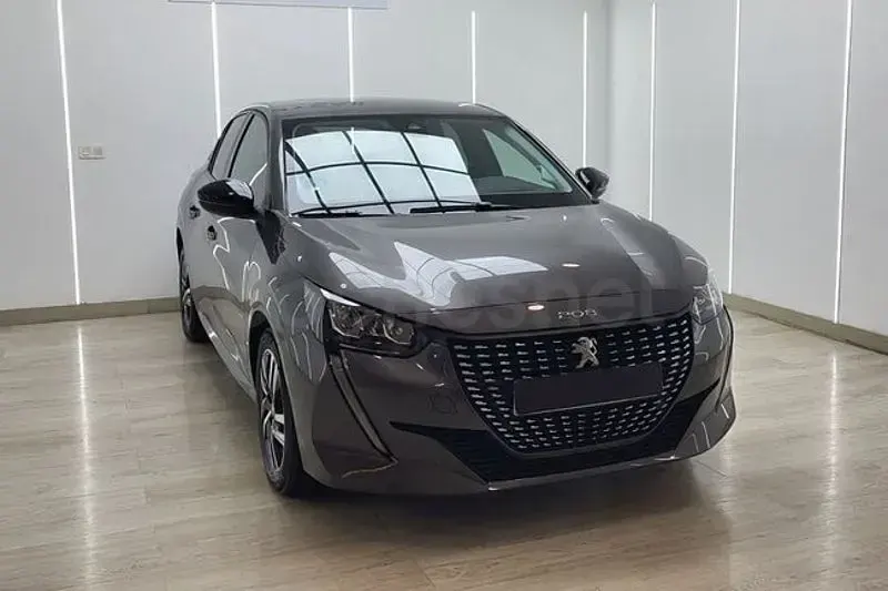Usado Peugeot 208 Allure 100 CV (73 kW) 2023 Gris / plata Utilitario