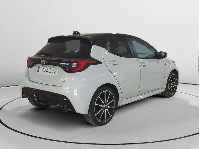Usado Toyota Yaris Hybrid Sport 117 CV (86 kW) 2022 Blanco Utilitario