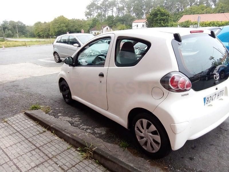 Usado Toyota Aygo City 68 CV (50 kW) 2013 Blanco Utilitario