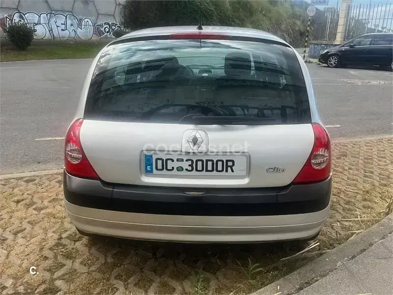 Usado Renault Clio II Authentique 60 CV (44 kW) 2004 Gris / plata Berlina