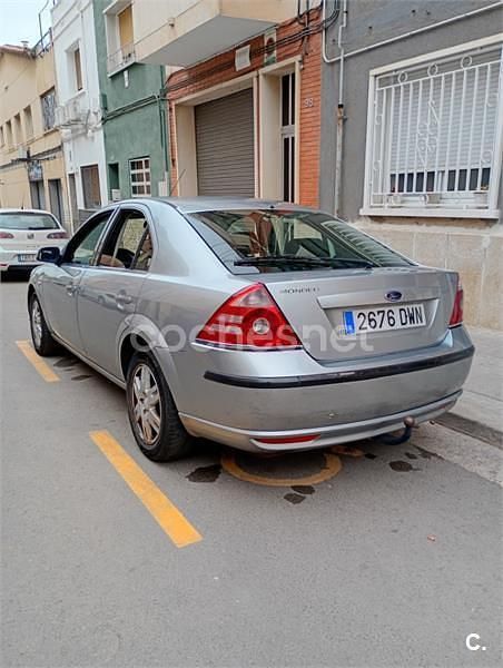 Usado Ford Mondeo Ghia 130 CV (95 kW) 2006 Gris / plata Familiar