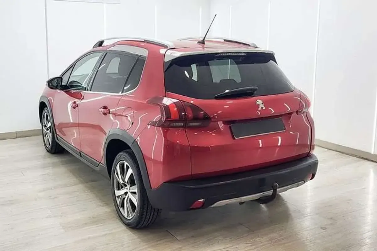 Usado Peugeot 2008 Allure 120 CV (88 kW) 2019 Rojo SUV