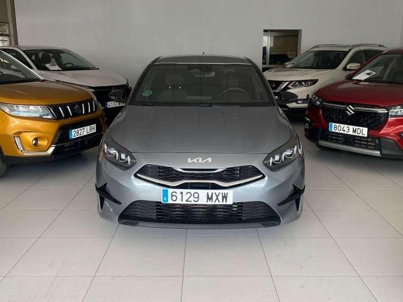 Usado Kia Ceed Style 101 CV (74 kW) 2025 Gris Utilitario