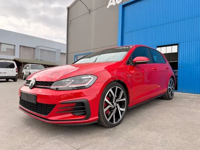 Używany VW Golf VII GTI 245 KM (180 kW) 2019 Czerwony Sedan/Limuzyna