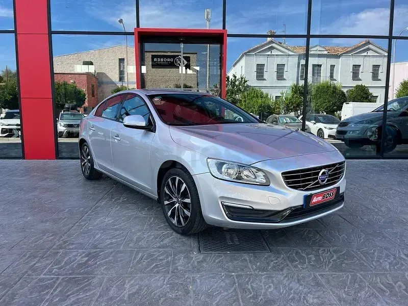 Usado Volvo S60 Kinetic 120 CV (88 kW) 2018 Gris / plata Berlina