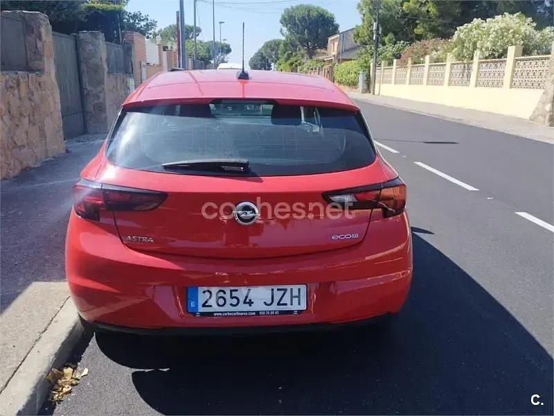 Usado Opel Astra Selective 105 CV (77 kW) 2017 Rojo Berlina