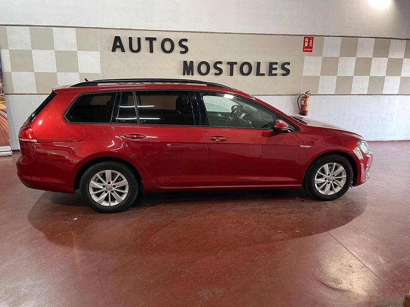 Usado VW Golf VII 110 CV (80 kW) 2014 Rojo Familiar