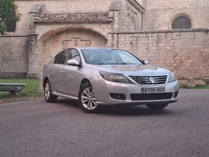 Usado Renault Latitude Expression 150 CV (110 kW) 2011 Gris / plata Berlina